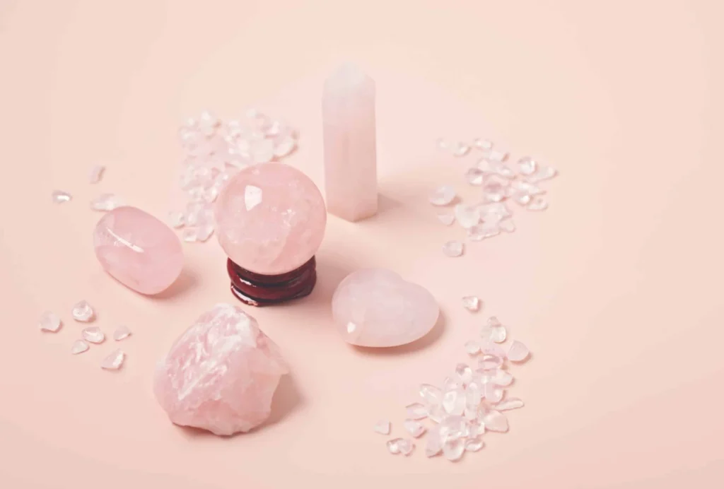 Quartz rose et cristaux posés dans un intérieur clair