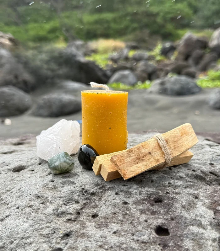 Bûchettes de palo santo, bougie en cire d’abeille et pierres du coffret Lumière et Ancrage sacré